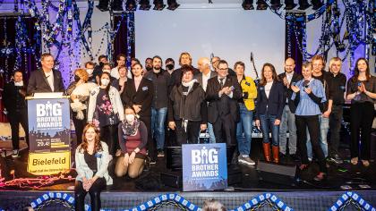 Das Team von Digitalcourage, die Jury sowie weitere Helfer.innen der BBAs 2022 auf der Bühne.