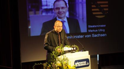 Sönke Hilbrans am Redner.innenpult der BigBrotherAwards 2012.