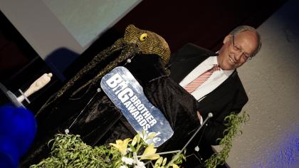 Oberbürgermeister Pit Clausen am Redner.innenpult.