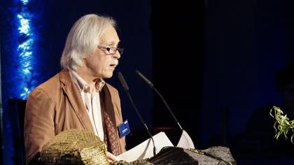 Rolf Gössner am Redner.innenpult.