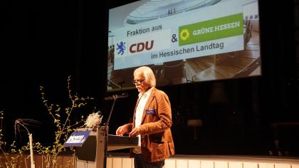 Rolf Gössner am Redner.innenpult.