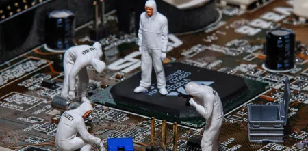 Ein Motherboard. Darauf kleine Figürchen der Spurensicherung in Schutzanzügen.