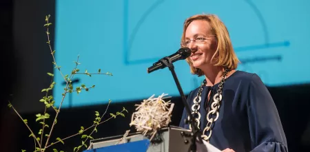 Sarah Spiekermann am Redner.innenpult während der BBAs 2018