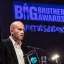 Kai Biermann am Redner.innenpult während der BigBrotherAwards 2015.